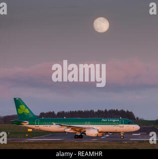 Cork, Irland. 20. Januar, 2019. Eine Aer Lingus Airbus 360 Jet taxiis auf Piste 16/34 vor dem Take-off nach Amsterdam, während ein super Wolf Vollmond steigt in Cork Airport, Cork, Irland. Quelle: David Creedon/Alamy leben Nachrichten Stockfoto