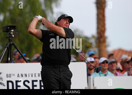 La Quinta, Kalifornien, USA. Januar 20, 2019 Phil Mickelson schlägt seinen Abschlag auf der 16 während der Endrunde, die von der Wüste klassischen Golfturnier auf dem Stadion Kurs am PGA Westen im La Quinta, Kalifornien. Charles Baus/CSM Credit: Cal Sport Media/Alamy leben Nachrichten Stockfoto