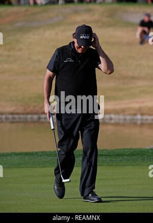 La Quinta, Kalifornien, USA. Januar 20, 2019 Phil Mickelson reagiert auf fehlende einen Birdieschlag auf das 14. Loch während der Endrunde, die von der Wüste klassischen Golfturnier auf dem Stadion Kurs am PGA Westen im La Quinta, Kalifornien. Charles Baus/CSM Credit: Cal Sport Media/Alamy leben Nachrichten Stockfoto