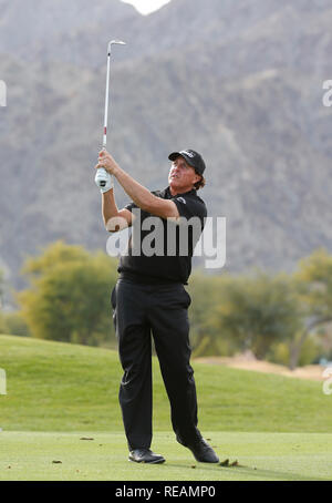 La Quinta, Kalifornien, USA. Januar 20, 2019 Phil Mickelson schlägt seine Annäherung geschossen auf der 15 während der Endrunde, die von der Wüste klassischen Golfturnier auf dem Stadion Kurs am PGA Westen im La Quinta, Kalifornien. Charles Baus/CSM Credit: Cal Sport Media/Alamy leben Nachrichten Stockfoto