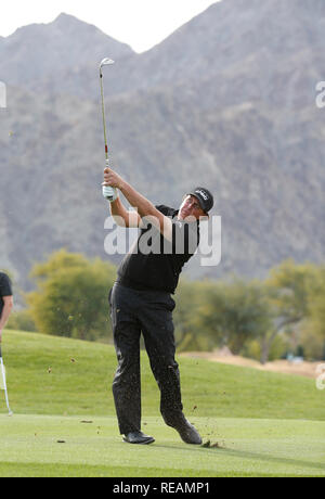 La Quinta, Kalifornien, USA. Januar 20, 2019 Phil Mickelson schlägt seine Annäherung geschossen auf der 15 während der Endrunde, die von der Wüste klassischen Golfturnier auf dem Stadion Kurs am PGA Westen im La Quinta, Kalifornien. Charles Baus/CSM Credit: Cal Sport Media/Alamy leben Nachrichten Stockfoto