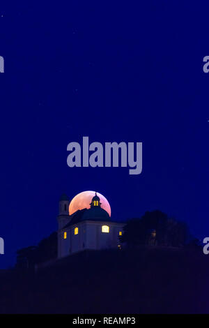 Wien, Österreich. 21. Januar, 2019. Wien, Wien: Lunar Eclipse, Blut Mond, sanguine Mond, Vollmond am Berg Leopoldsberg, Kirche St. Leopold im 19. Döbling, Wien, Österreich Kredit: volkerpreusser/Alamy leben Nachrichten Stockfoto