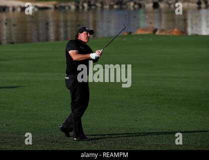 La Quinta, Kalifornien, USA. Januar 20, 2019 Phil Mickelson schlägt einen Ansatz Schuß auf dem 18 Loch während der Endrunde, die von der Wüste klassischen Golfturnier auf dem Stadion Kurs am PGA Westen im La Quinta, Kalifornien. Charles Baus/CSM Credit: Cal Sport Media/Alamy leben Nachrichten Stockfoto