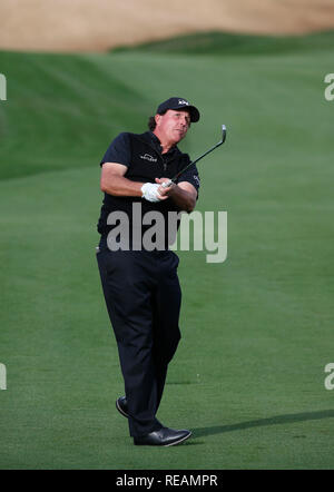 La Quinta, Kalifornien, USA. Januar 20, 2019 Phil Mickelson schlägt seine Annäherung geschossen auf der 16 während der Endrunde, die von der Wüste klassischen Golfturnier auf dem Stadion Kurs am PGA Westen im La Quinta, Kalifornien. Charles Baus/CSM Credit: Cal Sport Media/Alamy leben Nachrichten Stockfoto