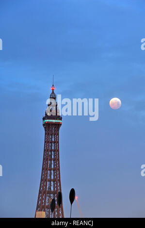 Blackpool, Großbritannien. 21. Januar 2019. Eine Mondfinsternis super Blut wolf mond über Blackpool für eine Dauer von drei Stunden und 17 Minuten. Kev Walsh/Alamy leben Nachrichten Stockfoto