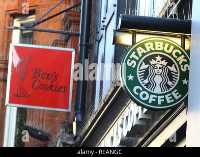 Starbucks Coffee & Ben's Cookies Logo in der Carnaby Street in London gesehen. Stockfoto