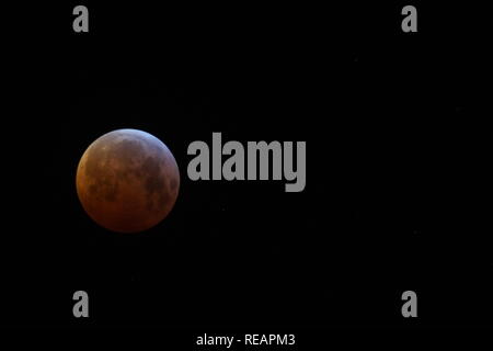 Newcastle upon Tyne. UK. 21. Januar, 2019. Totale Mondfinsternis - Blut Mond - Supermoon. Mit 500-mm-Objektiv aufgenommen. DavidWhinham/AlamyLive Credit: David Whinham/Alamy leben Nachrichten Stockfoto