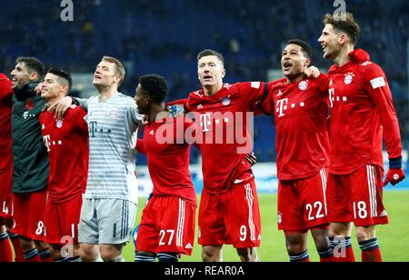 Fußball-Fußball-Bundesliga - TSG 1899 Hoffenheim gegen Bayern München - PreZero-Arena, Sinsheim, Deutschland - Januar 18, 2019 Bayern München Robert Lewandowski, Leon Goretzka und Teamkollegen feiern vor ihren Fans am Ende des Spiels REUTERS/Ralph Orlowski DFL Regelungen die Verwendung von Fotografien als Bildsequenzen und/oder quasi-Video | Für die redaktionelle Nutzung nur verbieten. Stockfoto