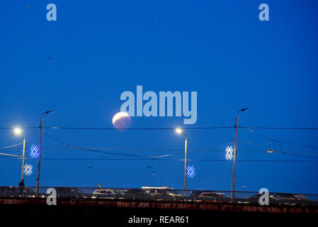 Riga, Lettland. 21. Januar, 2019. 21.01.2019. RIGA, Lettland. Volle Sonnenfinsternis Mond beendet. Partielle Sonnenfinsternis Mond. Credit: gints Ivuskans/Alamy leben Nachrichten Stockfoto