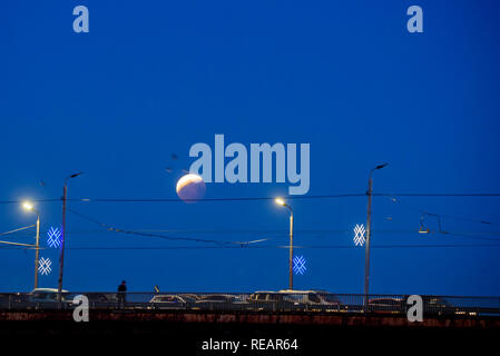 Riga, Lettland. 21. Januar, 2019. 21.01.2019. RIGA, Lettland. Volle Sonnenfinsternis Mond beendet. Partielle Sonnenfinsternis Mond. Credit: gints Ivuskans/Alamy leben Nachrichten Stockfoto