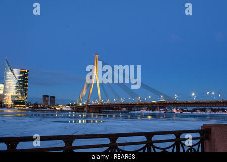 Riga, Lettland. 21. Januar, 2019. 21.01.2019. RIGA, Lettland. Volle Sonnenfinsternis Mond beendet. Partielle Sonnenfinsternis Mond. Credit: gints Ivuskans/Alamy leben Nachrichten Stockfoto