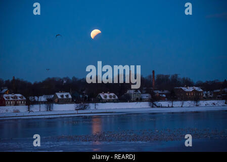 Riga, Lettland. 21. Januar, 2019. 21.01.2019. RIGA, Lettland. Volle Sonnenfinsternis Mond beendet. Partielle Sonnenfinsternis Mond. Credit: gints Ivuskans/Alamy leben Nachrichten Stockfoto