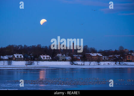 Riga, Lettland. 21. Januar, 2019. 21.01.2019. RIGA, Lettland. Volle Sonnenfinsternis Mond beendet. Partielle Sonnenfinsternis Mond. Credit: gints Ivuskans/Alamy leben Nachrichten Stockfoto