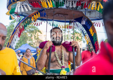 Kuala Lumpur, Malaysia 20. Januar 2019 - Hinduistische devotee kavadi trägt auf seinem Körper auf seiner Pilgerreise zu den heiligen Batu Höhlen Tempel während der Thaipusam Fest. Devotees übung Abstinenz 48 Tage bis zum Festival, Abwehr aller Art von Luxus, verschönern und Wunsch. Thaipusam ist ein wichtiger hinduistischen Zeremonie, die jedes Jahr während der Vollmond im zehnten Monat des hinduistischen Kalenders gehalten wird. Credit: Gahsoon/Alamy leben Nachrichten Stockfoto