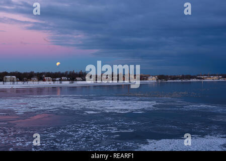 Riga, Lettland. 21. Januar, 2019. 21.01.2019. RIGA, Lettland. Volle Sonnenfinsternis Mond beendet. Partielle Sonnenfinsternis Mond. Credit: gints Ivuskans/Alamy leben Nachrichten Stockfoto