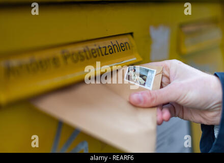 21 Januar 2019, Berlin: Illustration - ein Mann wirft einen Brief in ein Postfach ein. Foto: Monika Skolimowska/dpa-Zentralbild/ZB Stockfoto