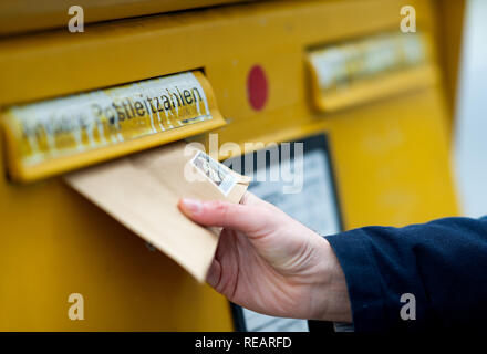 21 Januar 2019, Berlin: Illustration - ein Mann wirft einen Brief in ein Postfach ein. Foto: Monika Skolimowska/dpa-Zentralbild/ZB Stockfoto