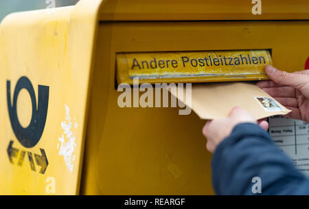 21 Januar 2019, Berlin: Illustration - ein Mann wirft einen Brief in ein Postfach ein. Foto: Monika Skolimowska/dpa-Zentralbild/ZB Stockfoto