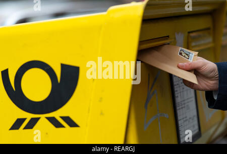 21 Januar 2019, Berlin: Illustration - ein Mann wirft einen Brief in ein Postfach ein. Foto: Monika Skolimowska/dpa-Zentralbild/ZB Stockfoto