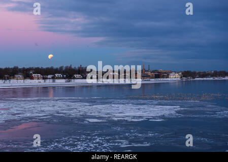 Riga, Lettland. 21. Januar, 2019. 21.01.2019. RIGA, Lettland. Volle Sonnenfinsternis Mond beendet. Partielle Sonnenfinsternis Mond. Credit: gints Ivuskans/Alamy leben Nachrichten Stockfoto