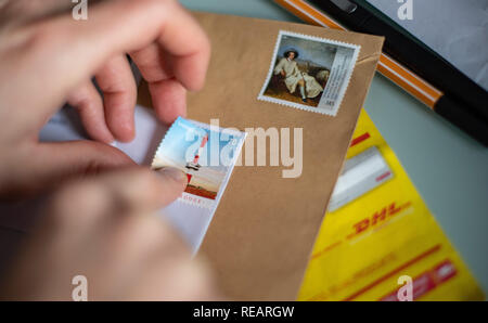 21 Januar 2019, Berlin: Illustration - ein Mann steckt einen Stempel auf einem Umschlag. Foto: Monika Skolimowska/dpa-Zentralbild/ZB Stockfoto