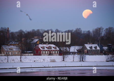 Riga, Lettland. 21. Januar, 2019. 21.01.2019. RIGA, Lettland. Volle Sonnenfinsternis Mond beendet. Partielle Sonnenfinsternis Mond. Credit: gints Ivuskans/Alamy leben Nachrichten Stockfoto