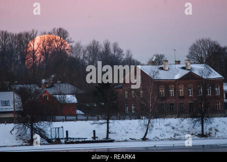 Riga, Lettland. 21. Januar, 2019. 21.01.2019. RIGA, Lettland. Volle Sonnenfinsternis Mond beendet. Partielle Sonnenfinsternis Mond. Credit: gints Ivuskans/Alamy leben Nachrichten Stockfoto