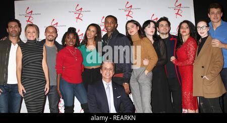 Jordi Vilasuso, Sharon Fall Bryton James, Loren Lott, Alice Jäger, Christian LeBlanc, Brooks Darnell, Sasha Calle, Cait Fairbanks, Zack Tinker, Noemi ' Gonzalez, Camryn Grimes, Michael Mealor bei der Ankunft für den Jungen und dem rastlosen Feiert 30 Jahre als TV #1 Daytime Drama, CBS Television City, Los Angeles, CA 17. Januar 2019. Foto von: Priscilla Grant/Everett Collection Stockfoto