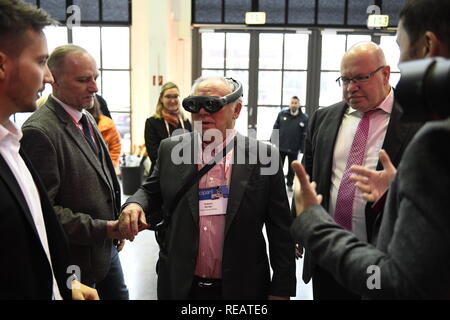 Hubert Burda und Peter Altmaier (Bundesminister für Wirtschaft und Energie) Versuchen Sie auf 3D-VR-Brille an der DLD-Konferenz in München 2019, große Innovation in Europa Konferenz, München, 21. Januar, 2019 Foto: Andreas Gebert/picture Alliance | Verwendung weltweit Stockfoto