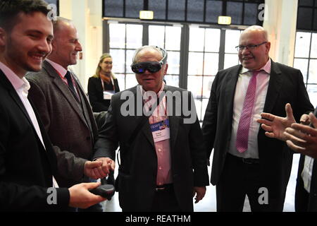 Hubert Burda und Peter Altmaier (Bundesminister für Wirtschaft und Energie) Versuchen Sie auf 3D-VR-Brille an der DLD-Konferenz in München 2019, große Innovation in Europa Konferenz, München, 21. Januar, 2019 Foto: Andreas Gebert/picture Alliance | Verwendung weltweit Stockfoto