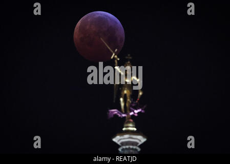 Brüssel, Brüssel. Jan, 2019 21. Der Mond ist zu sehen bei einer totalen Mondfinsternis, wie der 'Super Blut Wolf Moon', in Brüssel, Belgien, Jan. 21, 2019 bekannt. Credit: Zheng Huansong/Xinhua/Alamy leben Nachrichten Stockfoto