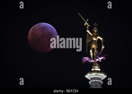 Brüssel, Brüssel. Jan, 2019 21. Der Mond ist zu sehen bei einer totalen Mondfinsternis, wie der 'Super Blut Wolf Moon', in Brüssel, Belgien, Jan. 21, 2019 bekannt. Credit: Zheng Huansong/Xinhua/Alamy leben Nachrichten Stockfoto