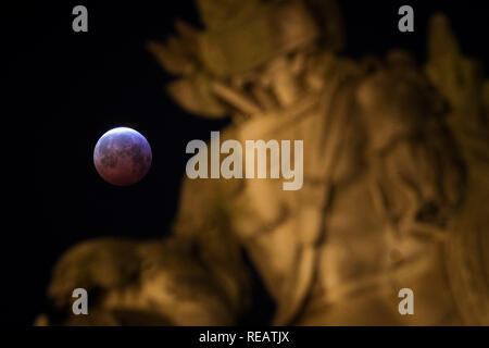 Brüssel, Brüssel. Jan, 2019 21. Der Mond ist zu sehen bei einer totalen Mondfinsternis, wie der 'Super Blut Wolf Moon', in Brüssel, Belgien, Jan. 21, 2019 bekannt. Credit: Zheng Huansong/Xinhua/Alamy leben Nachrichten Stockfoto