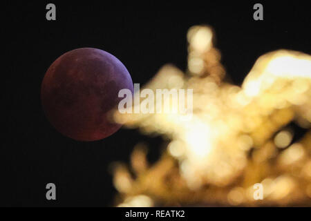 Brüssel, Brüssel. Jan, 2019 21. Der Mond ist zu sehen bei einer totalen Mondfinsternis, wie der 'Super Blut Wolf Moon', in Brüssel, Belgien, Jan. 21, 2019 bekannt. Credit: Zheng Huansong/Xinhua/Alamy leben Nachrichten Stockfoto