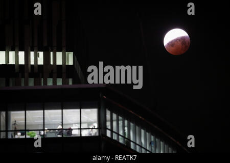 Brüssel, Brüssel. Jan, 2019 21. Der Mond ist zu sehen bei einer totalen Mondfinsternis, wie der 'Super Blut Wolf Moon', in Brüssel, Belgien, Jan. 21, 2019 bekannt. Credit: Zheng Huansong/Xinhua/Alamy leben Nachrichten Stockfoto