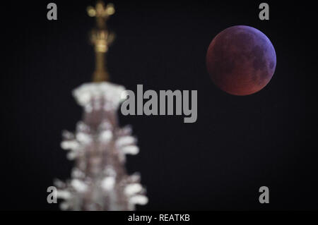 Brüssel, Brüssel. Jan, 2019 21. Der Mond ist zu sehen bei einer totalen Mondfinsternis, wie der 'Super Blut Wolf Moon', in Brüssel, Belgien, Jan. 21, 2019 bekannt. Credit: Zheng Huansong/Xinhua/Alamy leben Nachrichten Stockfoto