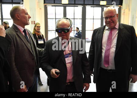 Hubert Burda und Peter Altmaier (Bundesminister für Wirtschaft und Energie) Versuchen Sie auf 3D-VR-Brille an der DLD-Konferenz in München 2019, große Innovation in Europa Konferenz, München, 21. Januar, 2019 Foto: Andreas Gebert/picture Alliance | Verwendung weltweit Stockfoto
