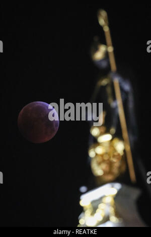 Brüssel, Brüssel. Jan, 2019 21. Der Mond ist zu sehen bei einer totalen Mondfinsternis, wie der 'Super Blut Wolf Moon', in Brüssel, Belgien, Jan. 21, 2019 bekannt. Credit: Zheng Huansong/Xinhua/Alamy leben Nachrichten Stockfoto