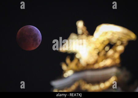 Brüssel, Brüssel. Jan, 2019 21. Der Mond ist zu sehen bei einer totalen Mondfinsternis, wie der 'Super Blut Wolf Moon', in Brüssel, Belgien, Jan. 21, 2019 bekannt. Credit: Zheng Huansong/Xinhua/Alamy leben Nachrichten Stockfoto