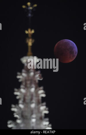 Brüssel, Brüssel. Jan, 2019 21. Der Mond ist zu sehen bei einer totalen Mondfinsternis, wie der 'Super Blut Wolf Moon', in Brüssel, Belgien, Jan. 21, 2019 bekannt. Credit: Zheng Huansong/Xinhua/Alamy leben Nachrichten Stockfoto