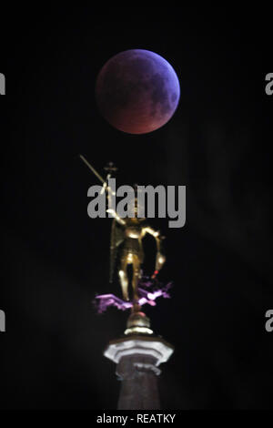 Brüssel, Brüssel. Jan, 2019 21. Der Mond ist zu sehen bei einer totalen Mondfinsternis, wie der 'Super Blut Wolf Moon', in Brüssel, Belgien, Jan. 21, 2019 bekannt. Credit: Zheng Huansong/Xinhua/Alamy leben Nachrichten Stockfoto