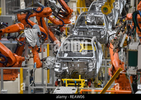 Peking, der chinesischen Provinz Zhejiang. 25 Okt, 2018. Roboterarme sind Beschäftigte arbeiten an der Montagelinie in Geely Auto Fabrik in Ningbo, Osten Chinas Provinz Zhejiang, Okt. 25, 2018. Credit: Huang Zongzhi/Xinhua/Alamy leben Nachrichten Stockfoto
