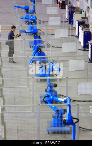 Peking, China. 29 Sep, 2018. Ein Mitarbeiter tests Industrieroboter an einem Roboter Enterprise in Chongqing, Südwesten Chinas, Sept. 29, 2018. Quelle: Ren Zhenglai/Xinhua/Alamy leben Nachrichten Stockfoto