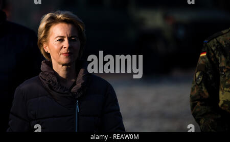 Hannover, Deutschland. Jan, 2019 21. Ursula von der Leyen (CDU), Minister für Verteidigung, bei der Übergabe der neuen Nachtsichtgerät XACT nv 33 in der Bundeswehr Kaserne Wilhelmstein. Mehr als 100 neue Nachtsichtgerät wurden Soldaten der Sehr hohe Bereitschaft der Joint Task Force Land VJTF (L) 2019 übergeben. Credit: Julian Stratenschulte/dpa/Alamy leben Nachrichten Stockfoto