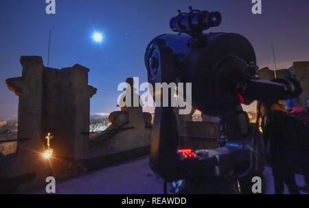 Jihlava, Tschechien. Jan, 2019 21. Menschen beobachten totale Mondfinsternis am 21. Januar 2019, in Jihlava, Tschechische Republik. Credit: Lubos Pavlicek/CTK Photo/Alamy leben Nachrichten Stockfoto