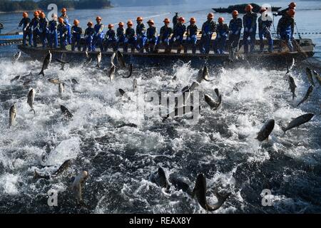 Hangzhou, China Zhejiang Provinz. 28 Nov, 2018. Fischer ziehen einen riesigen Angeln net auf der Qiandao Lake in Hangzhou, der Hauptstadt der ostchinesischen Provinz Zhejiang, Nov. 28, 2018. Chinas Wirtschaft um 6,6 Prozent im Jahr 2018 wuchs, über dem offiziellen Ziel von rund 6,5 Prozent, Daten vom Nationalen Amt für Statistik (NBS) zeigte am Montag. Das Bruttoinlandsprodukt (BIP) betrug 90.0309 Billionen Yuan (etwa 13,28 Billionen US-Dollar) im Jahr 2018. Credit: Huang Zongzhi/Xinhua/Alamy leben Nachrichten Stockfoto