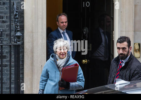 London, Großbritannien. 21. Januar, 2019. Der Premierminister Theresa May Blätter 10 Downing Street mit Stabschef Gavin Barwell eine alternative Strategie auf Brexit im Unterhaus zu präsentieren, nachdem die Regierung in der vergangenen Dienstag Abstimmung über Ihr Widerrufsrecht Abkommen durch einen Datensatz 230 Stimmen verloren. Credit: Mark Kerrison/Alamy leben Nachrichten Stockfoto