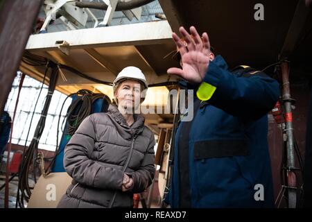 Bremerhaven, Deutschland. Jan, 2019 21. Bundesverteidigungsminister Ursula von der Leyen (CDU) ist mit an Bord, Nils Brandt, der Kommandant der Gorch Fock. Während ihres Besuchs, der Minister informiert sich über den Stand der Reparaturarbeiten und sprach mit Besatzungsmitglieder. Von der Leyen will in wenigen Wochen über die Zukunft des angeschlagenen segeln Schulschiff zu entscheiden. Credit: mohssen Assanimoghaddam/dpa/Alamy leben Nachrichten Stockfoto