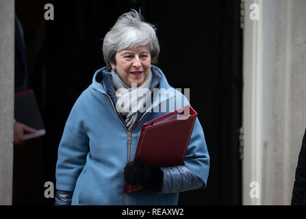 London, Großbritannien. 21. Januar 2019. Der britische Premierminister, Theresa May, Blätter Nummer 10 Downing Street das Unterhaus zu gehen. Sie muss ihre Brexit Pläne mit ihr Kabinett zu finalisieren. Credit: Tommy London/Alamy leben Nachrichten Stockfoto