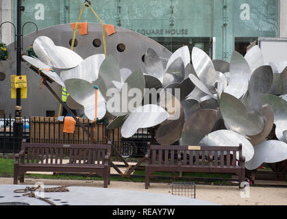 Berkeley Square, London, UK. 21. Januar, 2019. Oper Galerie starten eine große Skulptur des spanischen Künstlers Manolo Valdes, Teil der Stadt London Skulptur in der City Initiative, nutzt die städtischen Bereich in eine rotierende Galerie Raum und es wird in den Platz für 6 Monate. Bild: Installation von Komponenten der großen Arbeit erfolgt gegenüber dem Eingang zu Berkeley Square House. Credit: Malcolm Park/Alamy Leben Nachrichten. Stockfoto